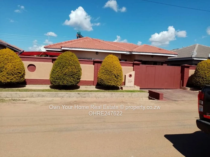 Madokero 3-Bed: Tiled Roof, Garage, Modern Lounge