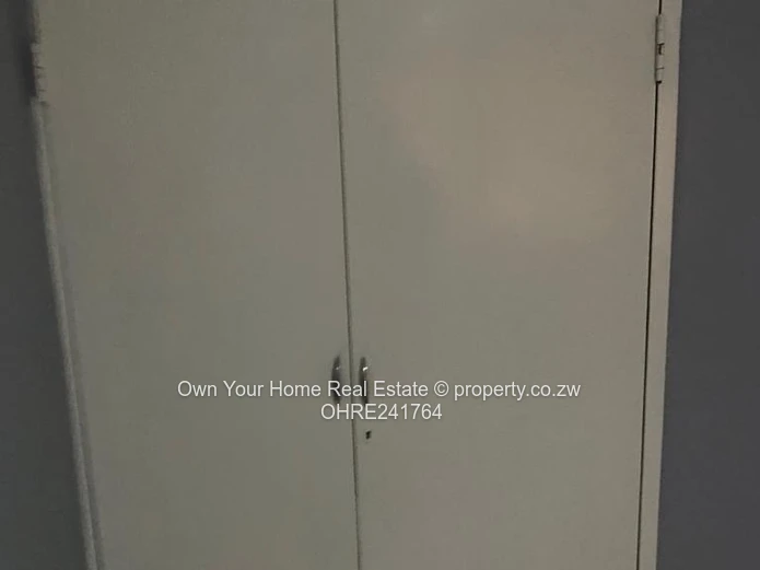 2-Bed Avenues Flat — Built-in Wardrobes & Tiled Floors