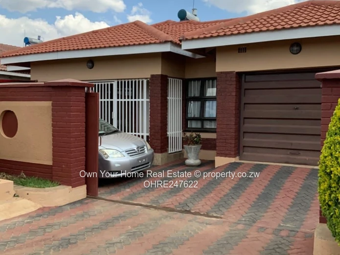Madokero 3-Bed: Tiled Roof, Garage, Modern Lounge