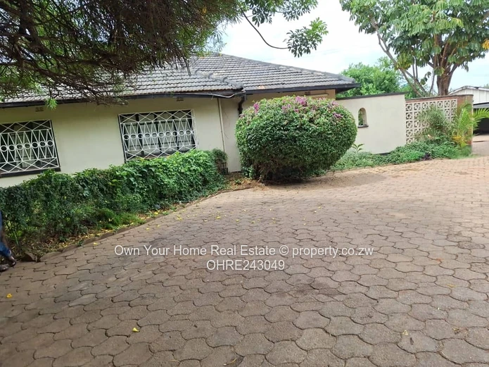 Marlborough 4-Bed on 3950m² — Pool, Borehole & Water Tank