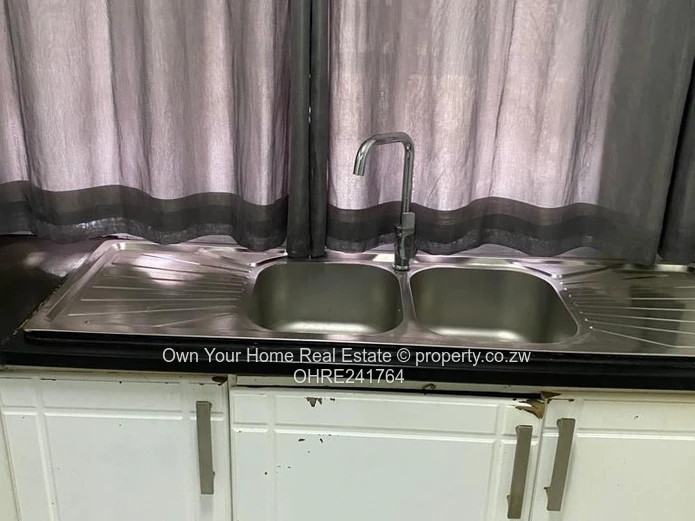 2-Bed Avenues Flat — Built-in Wardrobes & Tiled Floors