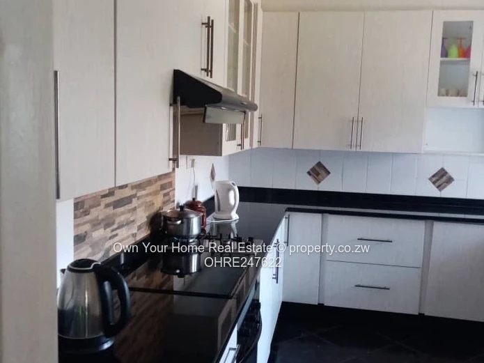 Madokero 3-Bed: Tiled Roof, Garage, Modern Lounge