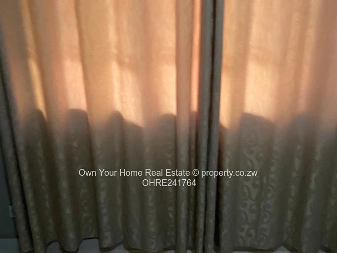 2-Bed Avenues Flat — Built-in Wardrobes & Tiled Floors