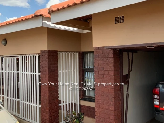 Madokero 3-Bed: Tiled Roof, Garage, Modern Lounge
