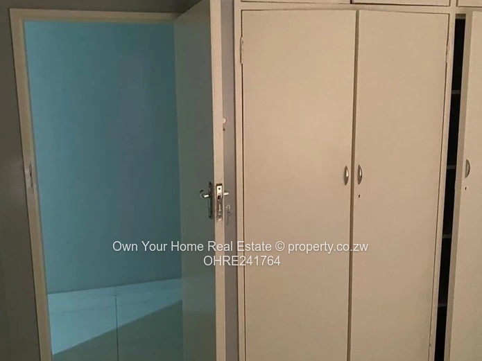 2-Bed Avenues Flat — Built-in Wardrobes & Tiled Floors