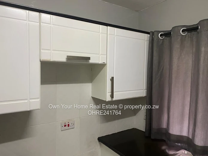 2-Bed Avenues Flat — Built-in Wardrobes & Tiled Floors